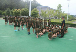 西南軍事夏令營(yíng)鍛煉孩子的獨(dú)立自主能力
