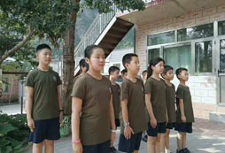 參加西南軍事夏令營學習野外生存技能