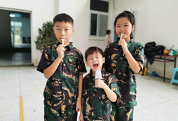 西南軍事夏令營(yíng)鍛煉孩子堅(jiān)強(qiáng)的意志力