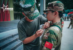 佩戴胸章