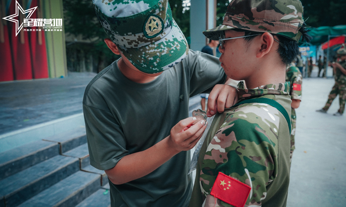 佩戴胸章