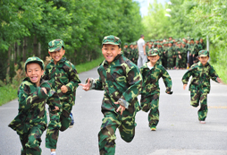 新疆軍旅夏令營(yíng)的課程都有哪些特色？