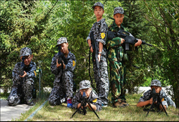 參加新疆軍事夏令營(yíng)零距離感受軍旅生活