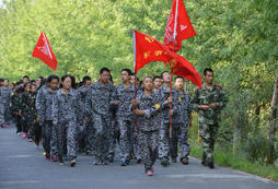 暑假就去參加新疆軍事夏令營
