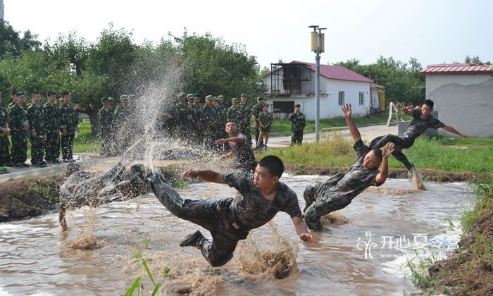 新疆軍事夏令營(yíng)