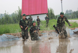參加新疆軍事夏令營(yíng)挖掘孩子潛在能量
