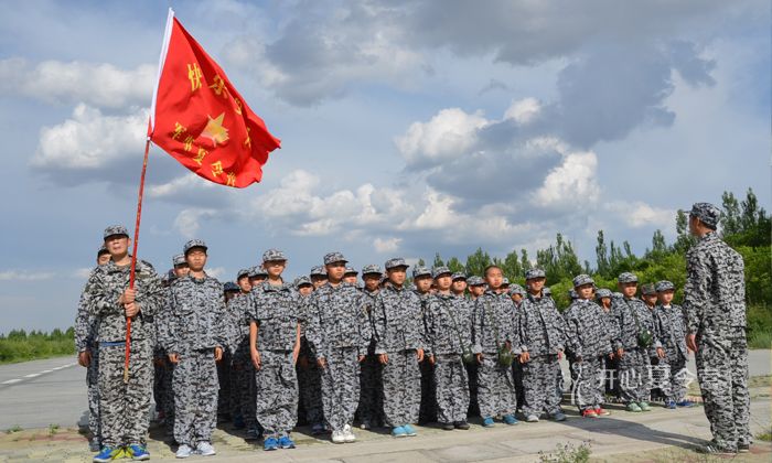 軍事夏令營營員們的早訓(xùn)生活