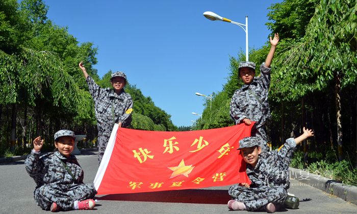 營(yíng)員在暑假軍事夏令營(yíng)中成長(zhǎng)記