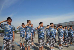 新疆軍訓(xùn)夏令營(yíng)糾正營(yíng)員做事拖拉行為