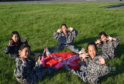 想讓孩子變強(qiáng)大？來快樂少年軍事夏令營吧