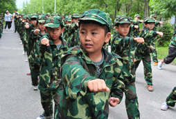 天山小戰(zhàn)士軍事夏令營哪里吸引孩子？