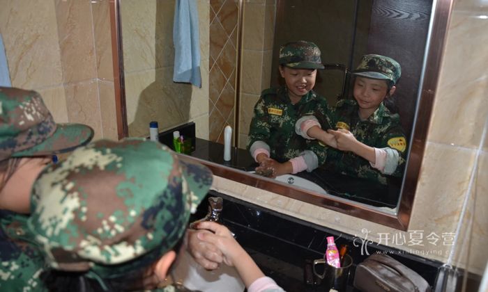 新疆軍事夏令營(yíng)