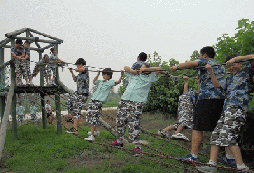 新疆軍事夏令營讓孩子踏上一段獨(dú)立的人生旅途