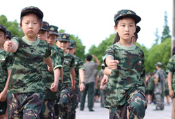 湘軍小英雄夏令營(yíng)讓孩子學(xué)習(xí)軍人品質(zhì)