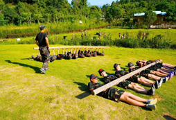 小精英夏令營助圓孩子軍旅夢(mèng)
