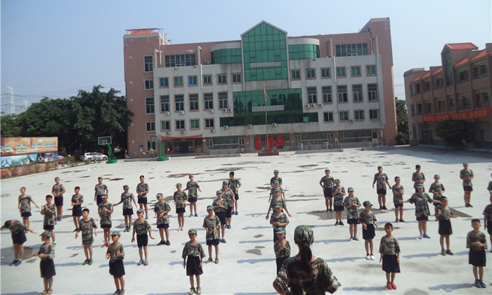 參加廣州翔龍軍事夏令營讓孩子更堅(jiān)強(qiáng)