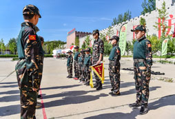 面對面站軍姿