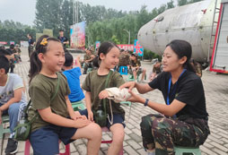 許昌女子軍事夏令營為孩子打磨堅強性格