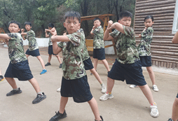 參加許昌小學生夏令營體驗軍事課程