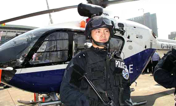 飛機前的兵哥哥