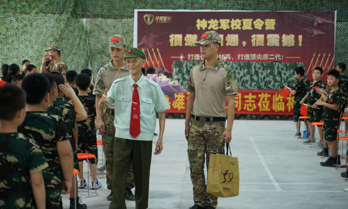 向老兵爺爺敬禮