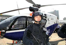 飛機(jī)前的兵哥哥