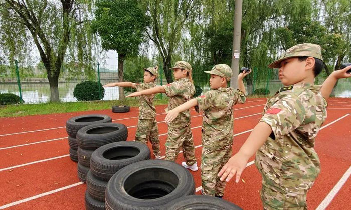 男生模擬扔手榴彈