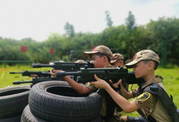 學員在瞄準射擊