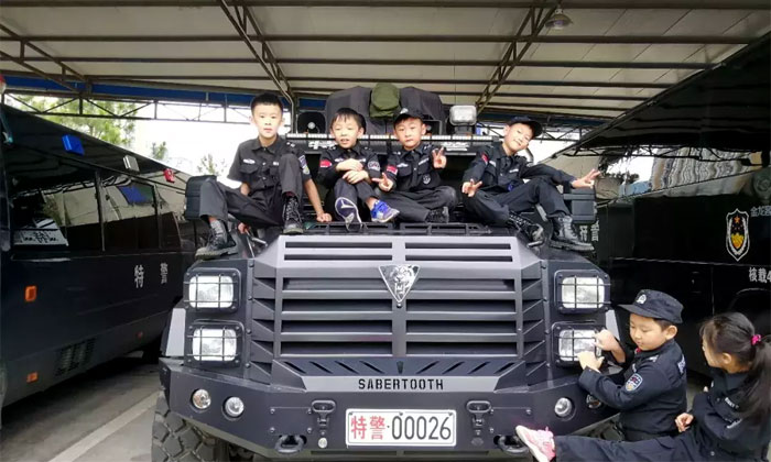 坐在車頭