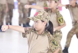 女兵英姿