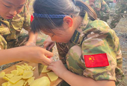 做飯中的學(xué)員