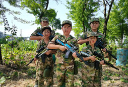 小戰(zhàn)神特訓(xùn)軍事夏令營(yíng)幫助孩子塑造軍人品質(zhì)