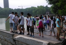 和同學們一起游覽大學
