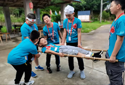 抬擔架