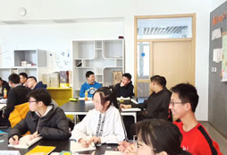 假期英語夏令營活動的費用是多少?