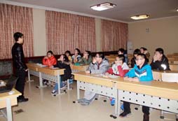  炎熱的假期參加英語夏令營提升雙語能力