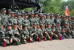 宜興青少年軍事夏令營(yíng)鍛造孩子吃苦精神