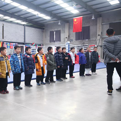 參加體能訓(xùn)練營(yíng)給孩子一個(gè)健康的暑期