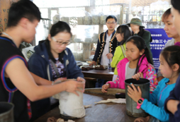 每個(gè)人親手壓制一餅普洱茶帶回家