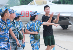 教練講述航空軍艦知識(shí)