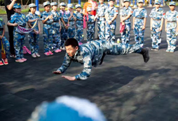 參加勇者軍事夏令營(yíng)能有體能素質(zhì)的增強(qiáng)！