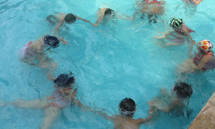 參加中小學(xué)生游泳夏令營讓孩子擁有強健體魄