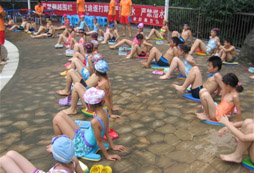 <strong>參加暑期游泳夏令營人人都能學(xué)會游泳</strong>
