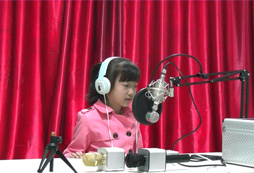進行配音