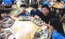 羽毛球夏令營的食宿標準是什么？