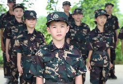 整隊(duì)一起站軍姿