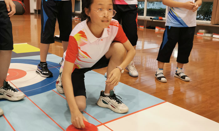 孩子打冰壺