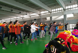學(xué)習(xí)舞龍舞獅的動(dòng)作