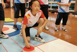 孩子打冰壺