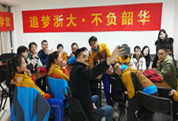 和留學(xué)生合照